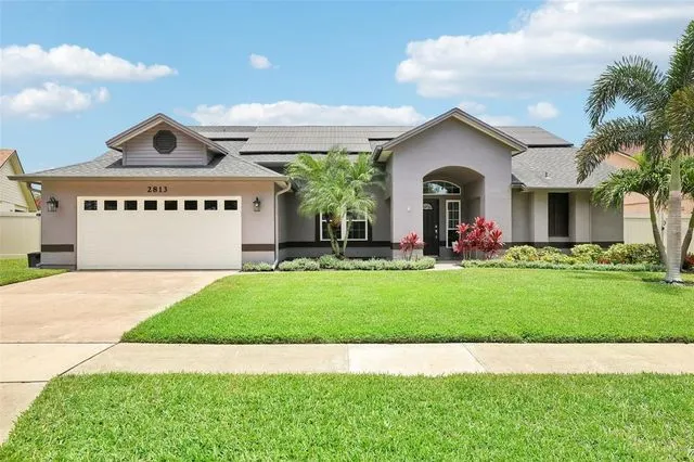 Beautifully maintained lawn and home in Hunter's Creek, showcasing the superior lawn care services provided by Termite Lawn and Pest.